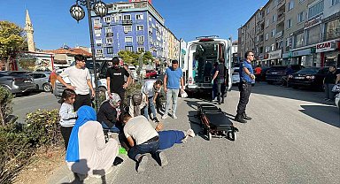 Yolun karşı tarafına geçmeye çalışan kadına motosiklet çarptı: 2 yaralı