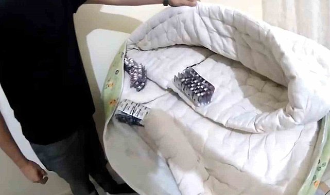 Yorganın arasına gizlediği uyuşturucu haplarla yakalanan 19 yaşındaki şüpheli tutuklandı