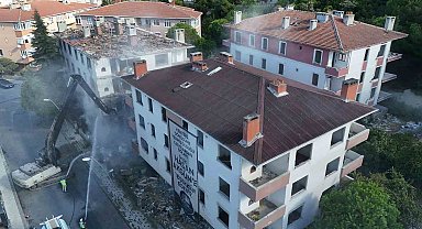 Yüksek riskli olduğu tespit edilen 3 bina belediye ekipleri gözetiminde yıkıldı