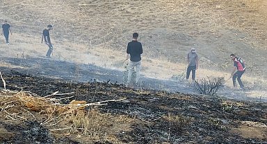 Yüksekova'da anız yangını çevredeki evlere kadar yaklaştı: Ekiplerin müdahalesi sürüyor
