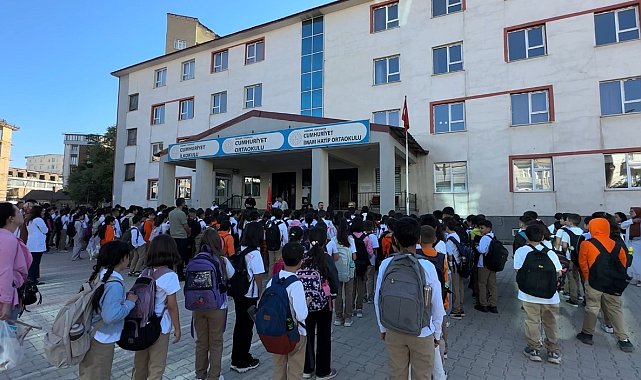 Yüksekova'da yeni dönem başladı: Okullar öğrenci sesleriyle yankılandı