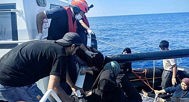 Yunanistan'ın geri ittiği 35 düzensiz göçmen kurtarıldı