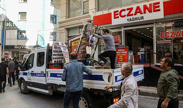 Zabıta ekipleri kaldırımlara bırakılan ürünleri topladı