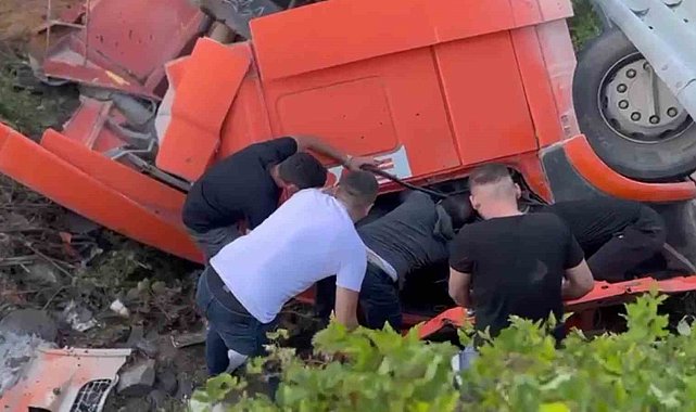 Zonguldak-Ereğli kara yolunda tır devrildi: 1 yaralı