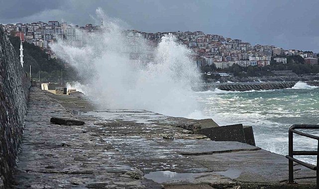 Zonguldak'ta dalgalar 7 metrelik liman duvarını aştı