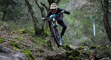 Zorlu parkurları bisikletiyle böyle aşıyor...Balkan Şampiyonası'nda Türkiye'yi temsil edecek