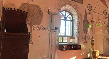 139 yıllık caminin kıbleye bakan duvarına yerleştirilen kombi tepki çekti