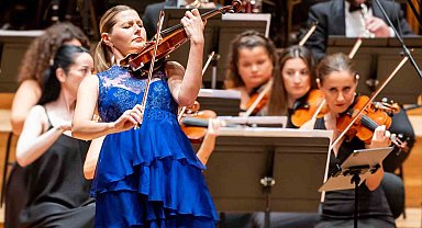 175 yıllık kemanla büyüleyen performans