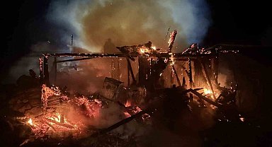 2 katlı ahşap ev küle döndü