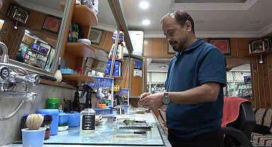 'Kuaför' yerine 'berberi' tercih ediyor, klasik işletmesinde hala çeyrek asır önceki müşterisini tıraş ediyor