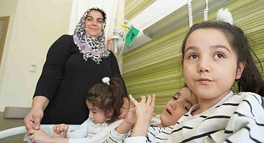 'Serebral palsi' hastası üçüzler annelerinin şefkatiyle iyileşiyor