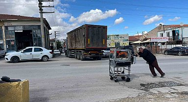 4 çocuğunu simit satarak okutuyor