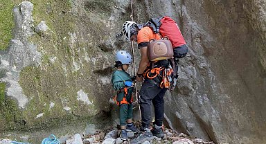 4 yaşındaki Yusuf 350 metrelik Darkale Kanyonu'nu geçti