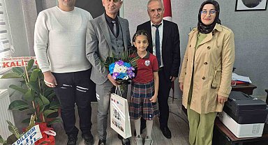 50 metre serbest yüzmede Türkiye rekoru kıran öğrenci ödüllendirildi