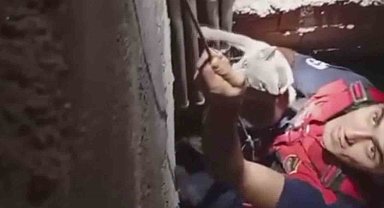 7 metre derinliğindeki boşluğa düşen kedi, zorlu operasyonla kurtarıldı