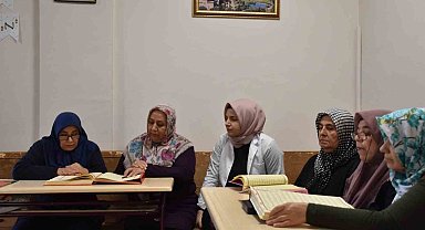 70 yaşında Kur'an-ı Kerim okumayı öğrendi