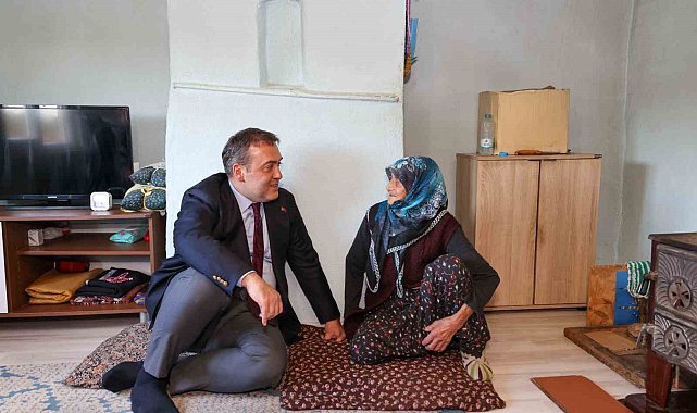 96 yaşındaki Fatma teyze Vali Sözer'i evinde ağırladı