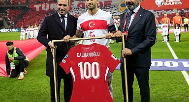 A Milli Takım'da 100. maçına çıkan Hakan Çalhanoğlu'na plaket