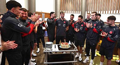 A Milli Takım'da Atakan Karazor'un doğum günü kutlandı