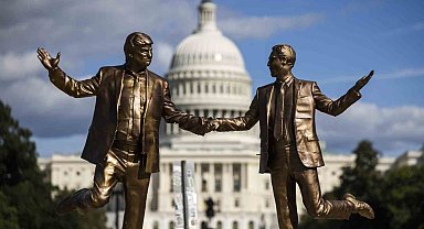 ABD'de Trump ve Epstein'ın el ele tasvir edildiği heykel eski yerine yerleştirildi