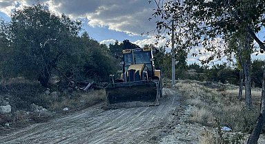 Acıpayam Belediyesinin düzeltmediği yolu vatandaşlar kendi imkânlarıyla düzelti