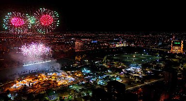 Adana'da dron, lazer ve havai fişek gösterisi, görsel şölene sahne oldu