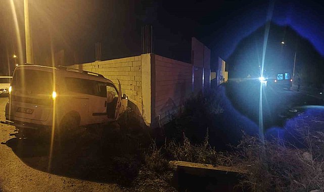 Adana'da iki hafif ticari araç çarpıştı: 1 ölü, 2 yaralı