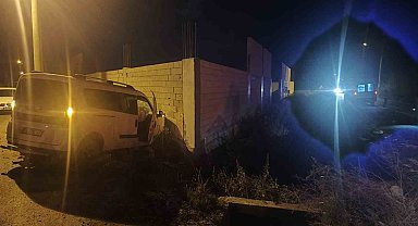 Adana'da iki hafif ticari araç çarpıştı: 1 ölü, 2 yaralı