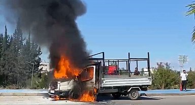 Adana'da kamyonet alev alev yandı
