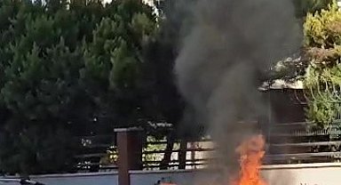 Adana'da park halindeki araç alev alev yandı