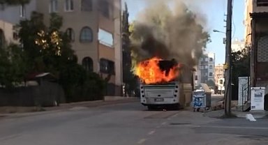 Adana'da park halindeki halk otobüsü yandı