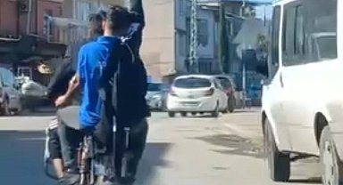 Adana'da trajikomik görüntü: Serum takılı halde motosikletle yolculuk yaptı