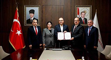 ADÜ İlahiyat Fakültesi'nde yapılacak olan cami için imzalar atıldı