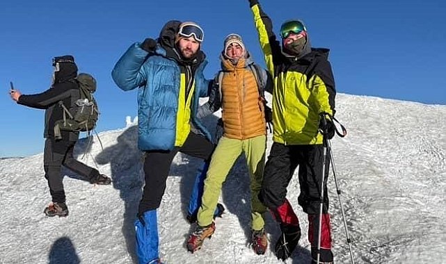 Ağrı Dağı'nda dağcılar zirveye ulaştı