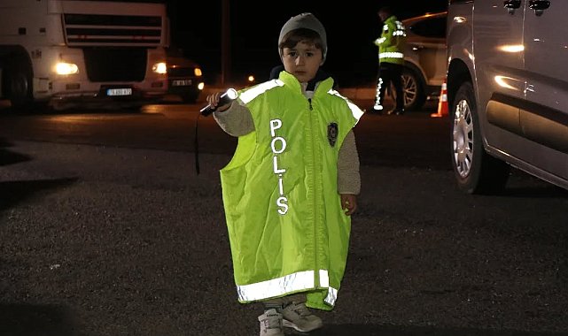 Ağrı girişinde minik polis dikkat çekti
