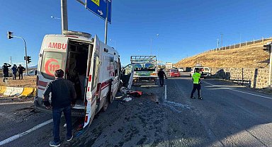 Ağrı'da ambulans kamyonetle çarpıştı: 2'si ağır 7 yaralı