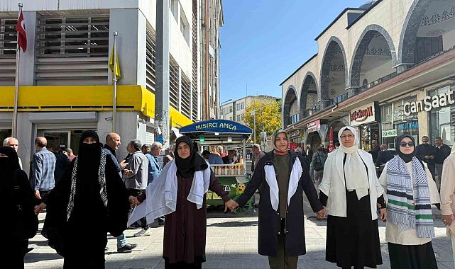 Ağrı'da kadınlar Gazze'ye destek için sessiz zincir oluşturdu