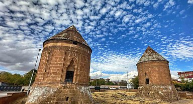 Ahlat'ta bulutlar ve tarihi kümbetler görsel şölen oluşturdu