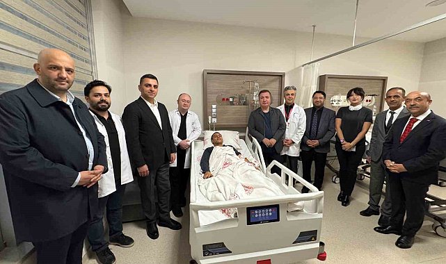 Ailesi uzakta olan gence Vali refakat etti