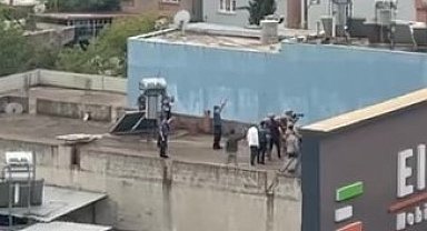 Ailesini rehin alıp bıçak çekti, özel harekat polisi bacağından vurdu