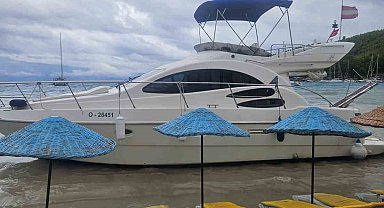 Akbük'te şiddetli rüzgar tekneyi sahile sürükledi