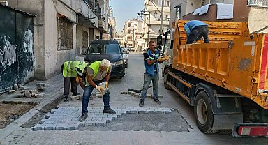 Akdeniz Belediyesi, ilçenin sokak ve kaldırımlarını yenilemeyi sürdürüyor