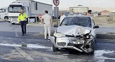 Aksaray'da otomobil ile tır çarpıştı: 3 yaralı