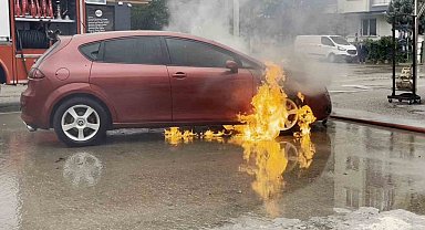Aksaray'da seyir halindeki otomobil alev aldı