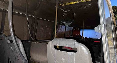 Alanya'da mobilya dükkanını ve kullanılmayan yolcu taşıma servisini ateşe veren kadın yakalandı