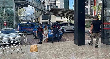 Alanya'da mobilya dükkanını ve minibüsü ateşe veren kadın tutuklandı