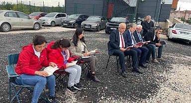 Alaplı'da ağaç gölgesinde kitap okuma etkinliği