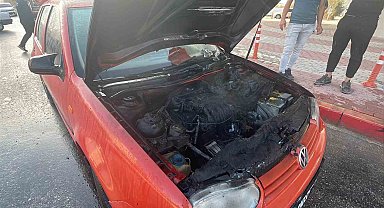 Alev alan LPG'li otomobile ilk müdahaleyi polis ekibi yaptı