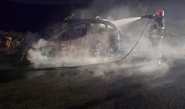 Alev topuna dönen otomobil kullanılamaz hale geldi