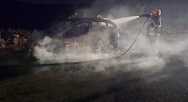 Alev topuna dönen otomobil kullanılamaz hale geldi